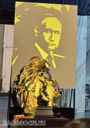Bức tranh ánh sáng khắc họa tình hữu nghị Việt Nam-Nga dành tặng Tổng thống Putin
