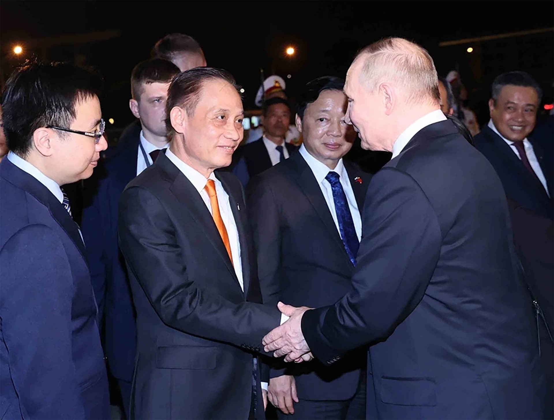 Bí thư Trung ương Đảng, Trưởng ban Đối ngoại Trung ương Lê Hoài Trung tiễn Tổng thống Liên bang Nga Vladimir Putin tại sân bay quốc tế Nội Bài. (Nguồn: TTXVN) Bí thư Trung ương Đảng, Trưởng ban Đối ngoại Trung ương Lê Hoài Trung tiễn Tổng thống Liên bang Nga Vladimir Putin tại sân bay quốc tế Nội Bài. (Nguồn: TTXVN)