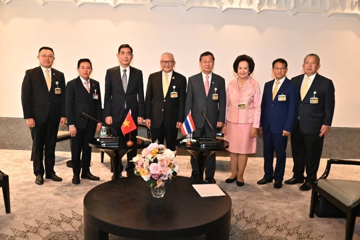 Đại sứ Phạm Việt Hùng cùng đại diện các thành viên Nhóm Nghị sỹ hữu nghị Thái – Việt. (Nguồn: ĐSQ VN tại Thái Lan)