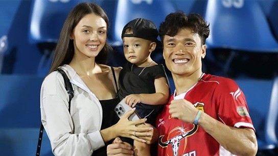 Vợ và con trai mừng thủ môn Bùi Tiến Dũng giữ sạch lưới trận HAGL 1-0 Bình Dương