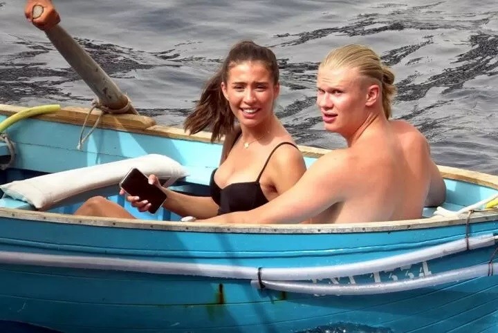 Erling Haaland và bạn gái Isabel nghỉ mát ở Italy