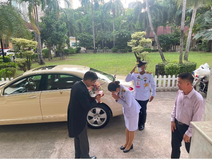 Đại sứ Phạm Việt Hùng trình Thư ủy nhiệm lên Nhà Vua Thái Lan. Trong ảnh, Đoàn xe Lễ tân Hoàng gia Thái Lan đến đón Đại sứ Phạm Việt Hùng tại Đại sứ quán.