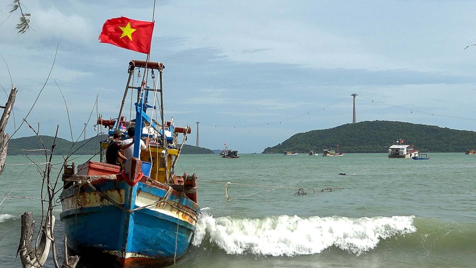 bo tu lenh vung 5 hai quan kip thoi cuu keo tau ca ngu dan gap nan