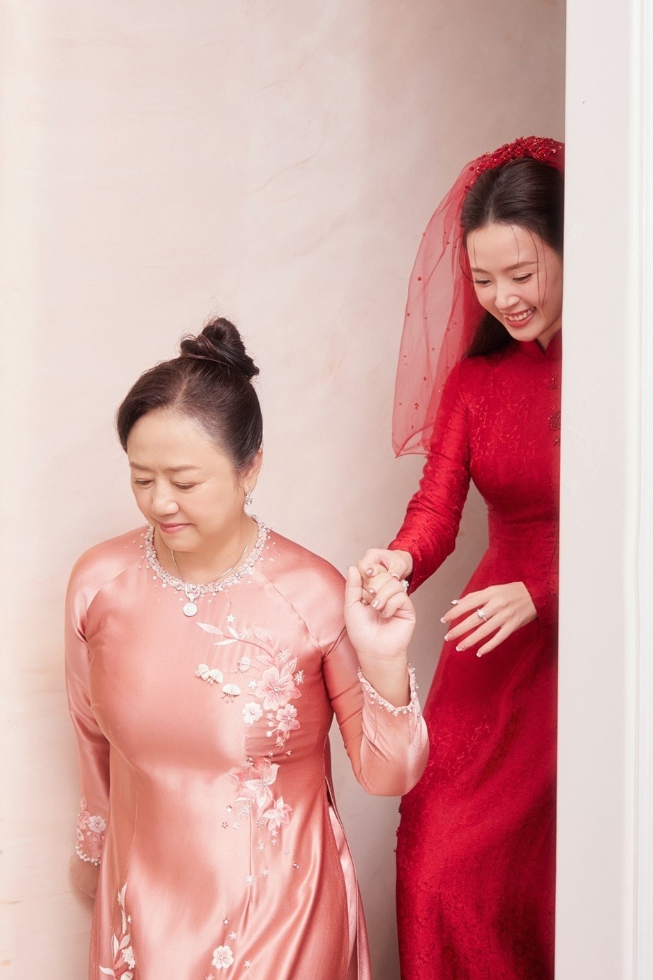 Midu tổ chức lễ ăn hỏi với Minh Đạt tại nhà riêng ở TP. Thủ Đức sáng 23/6. Cô được mẹ dắt từ phòng ra chào quan khách.