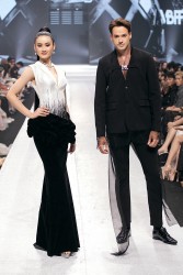 Hoa hậu Ý Nhi và Nam vương thế giới 2019 Jack Heslewood trình diễn BST thời trang nam