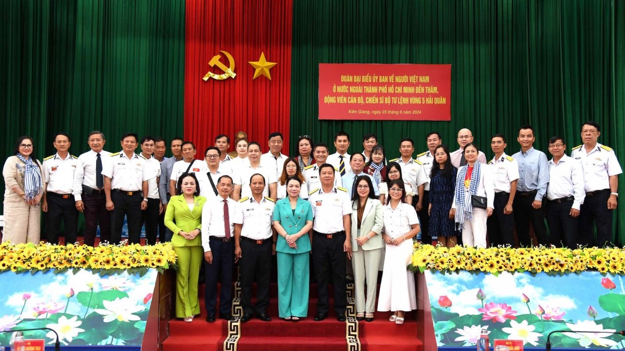 doan dai bieu uy ban ve nguoi viet nam o nuoc ngoai tp ho chi minh tham bo tu lenh vung 5 hai quan