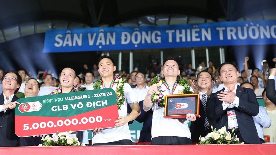 Hình ảnh cầu thủ CLB Nam Định bên người thân mừng chức vô địch V-League 2023/24