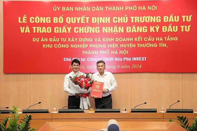 Lãnh đạo Ban Quản lý các Khu công nghiệp và chế xuất Hà Nội trao quyết định và chứng nhận đăng ký đầu tư cho Công ty TNHH Hòa Phú Invest. Lãnh đạo Ban Quản lý các Khu công nghiệp và chế xuất Hà Nội trao quyết định và chứng nhận đăng ký đầu tư cho Công ty TNHH Hòa Phú Invest.