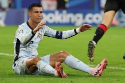 Cristiano Ronaldo lần đầu không ghi bàn tại vòng bảng EURO và World Cup