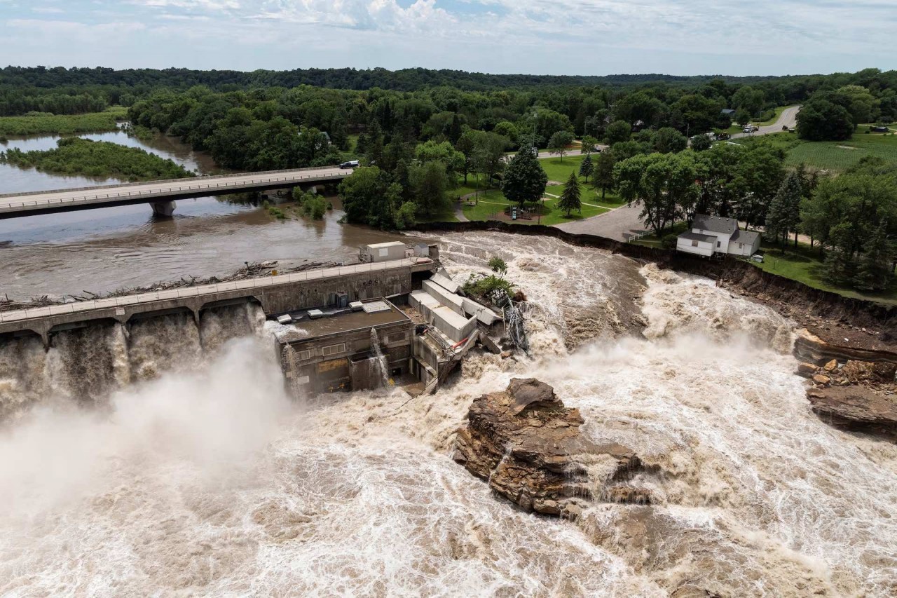 Hình ảnh đập nước hàng trăm tuổi ở Mỹ ‘oằn mình’ trước trận lũ lụt nghiêm trọng