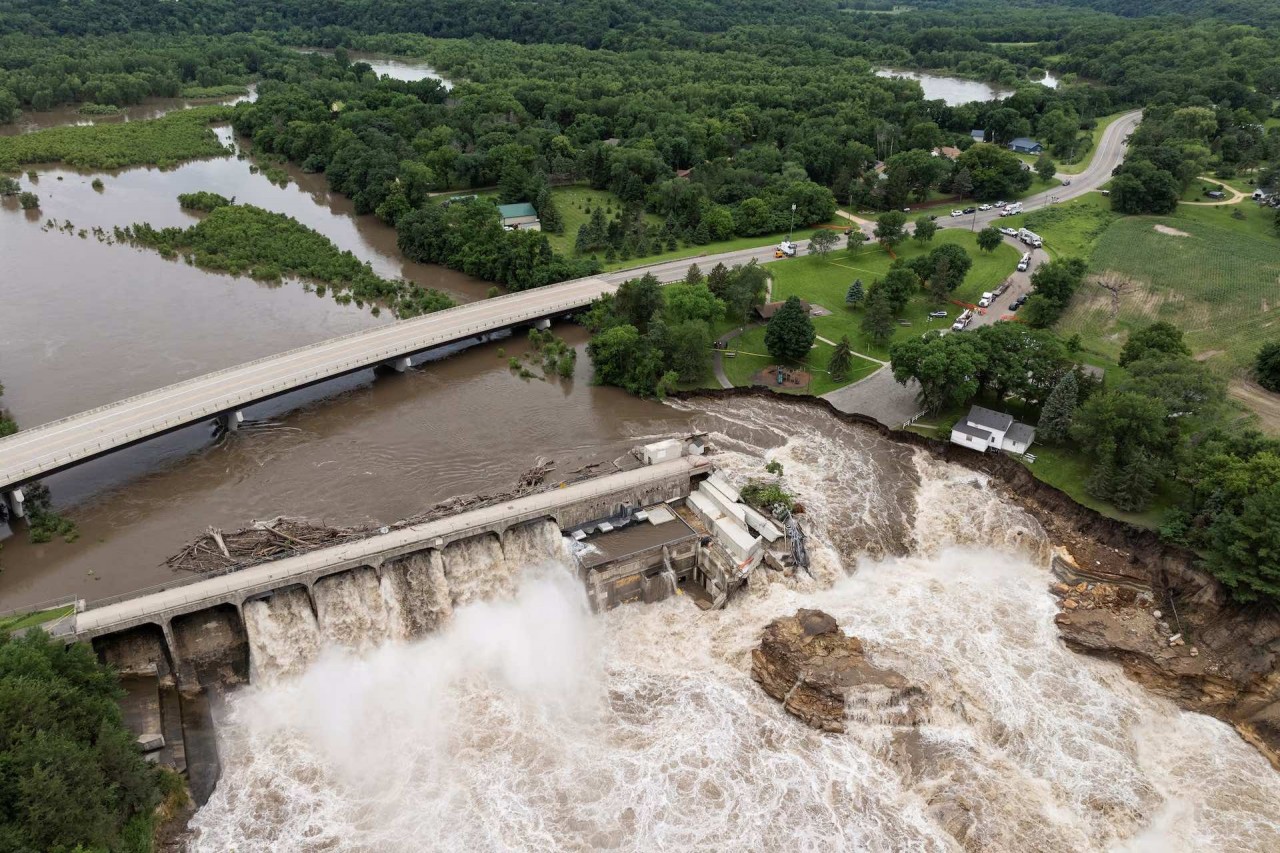 Hình ảnh đập nước hàng trăm tuổi ở Mỹ ‘oằn mình’ trước trận lũ lụt nghiêm trọng