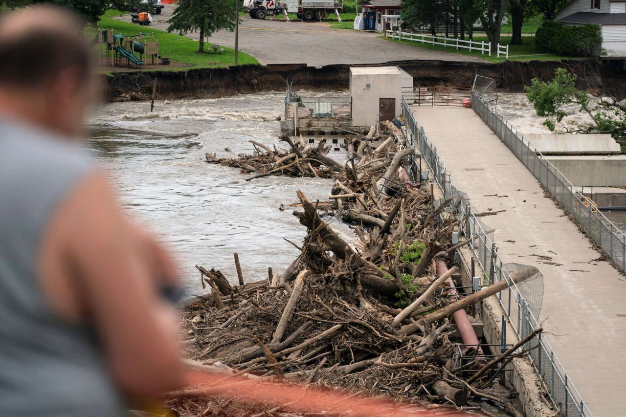 Hình ảnh đập nước hàng trăm tuổi ở Mỹ ‘oằn mình’ trước trận lũ lụt nghiêm trọng