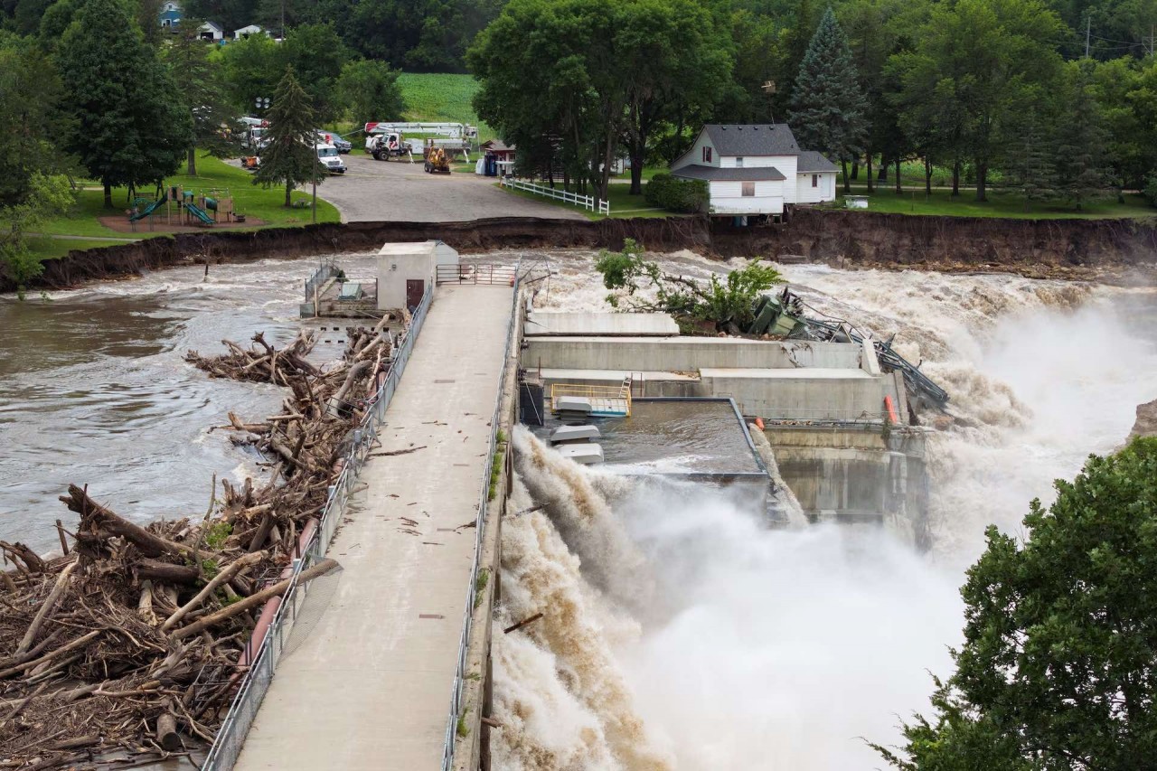 Hình ảnh đập nước hàng trăm tuổi ở Mỹ ‘oằn mình’ trước trận lũ lụt nghiêm trọng