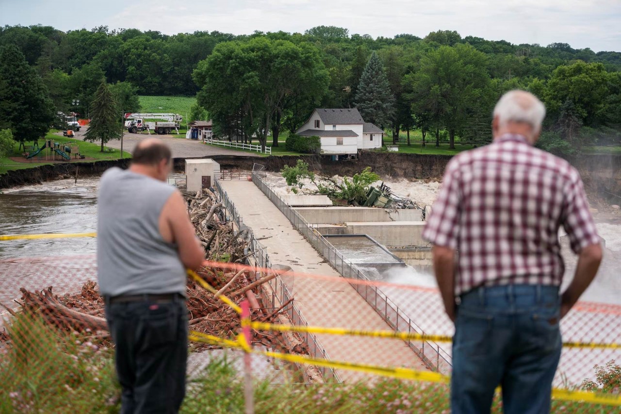 Hình ảnh đập nước hàng trăm tuổi ở Mỹ ‘oằn mình’ trước trận lũ lụt nghiêm trọng