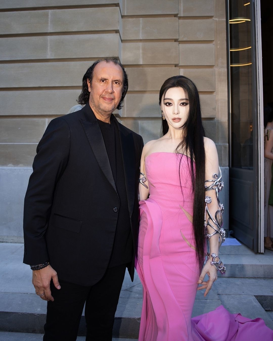 Dự Tuần lễ thời trang Paris 2024, Phạm Băng Băng được khen đẹp như đóa hoa hồng