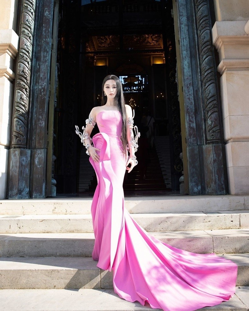 Dự Tuần lễ thời trang Paris 2024, Phạm Băng Băng được khen đẹp như đóa hoa hồng