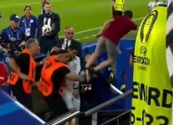 CĐV quá khích tung cước từ khán đài triệt hạ Ronaldo