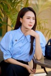 Thời trang kín đáo đầy tinh tế của Hồng Diễm 'Trạm cứu hộ trái tim'