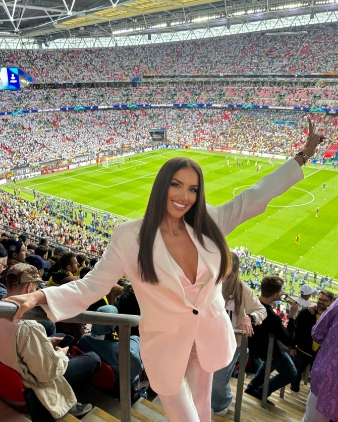 Hoa hậu truyền cảm hứng cho tuyển Slovakia trước trận gặp đội tuyển Anh