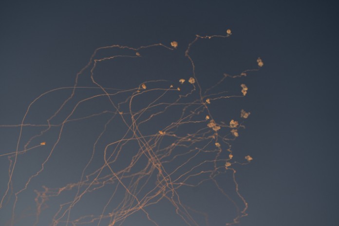 Chảo lửa Trung Đông: Rocket và tên lửa đỏ trời, Israel tuyên bố Hezbollah đang lao vào 'trò chơi' nguy hiểm, phát cảnh báo sơ tán khẩn ở Gaza