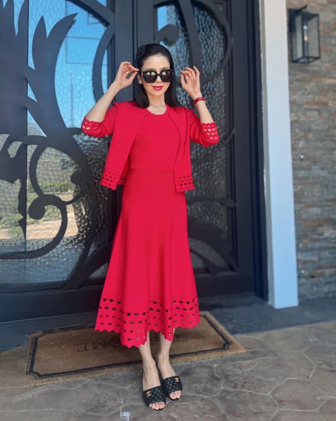 Bóc giá những đôi dép lê hàng hiệu yêu thích của ca sĩ Lệ Quyên