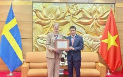 Trao tặng Kỷ niệm chương 'Vì hòa bình, hữu nghị giữa các dân tộc’ cho Đại sứ Thụy Điển tại Việt Nam Ann Mawe