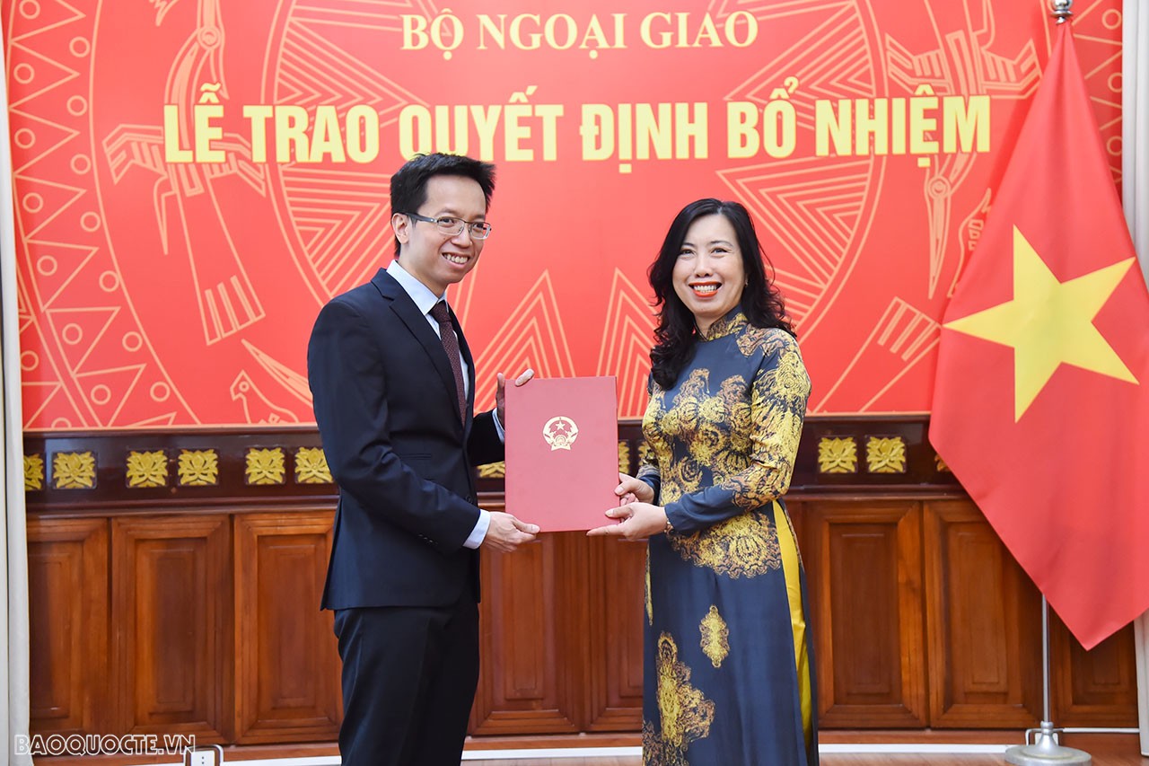 Tại buổi lễ, Thứ trưởng Ngoại giao Lê Thị Thu Hằng trao quyết định bổ nhiệm ông Đào Lê Phương, hoàn thành Tập sự Phó Vụ trưởng, Vụ Thông tin Báo chí giữ chức Phó Vụ trưởng, Vụ Thông tin Báo chí.