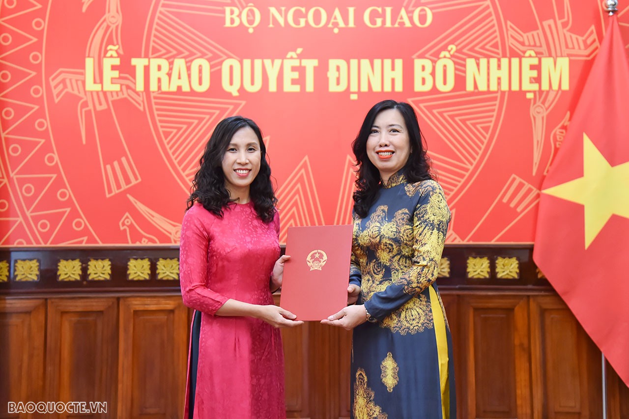 Thứ trưởng Ngoại giao Lê Thị Thu Hằng trao quyết định điều động, bổ nhiệm bà Ngô Thị Thu Hương, hoàn thành Tập sự Phó Vụ trưởng, Vụ Quan hệ Kinh tế, Khoa học và Công nghệ, Ủy ban Nhà nước về người Việt Nam ở nước ngoài, giữ chức Phó Vụ trưởng, Vụ Thông tin - Văn hóa, Ủy ban Nhà nước về người Việt Nam ở nước ngoài.