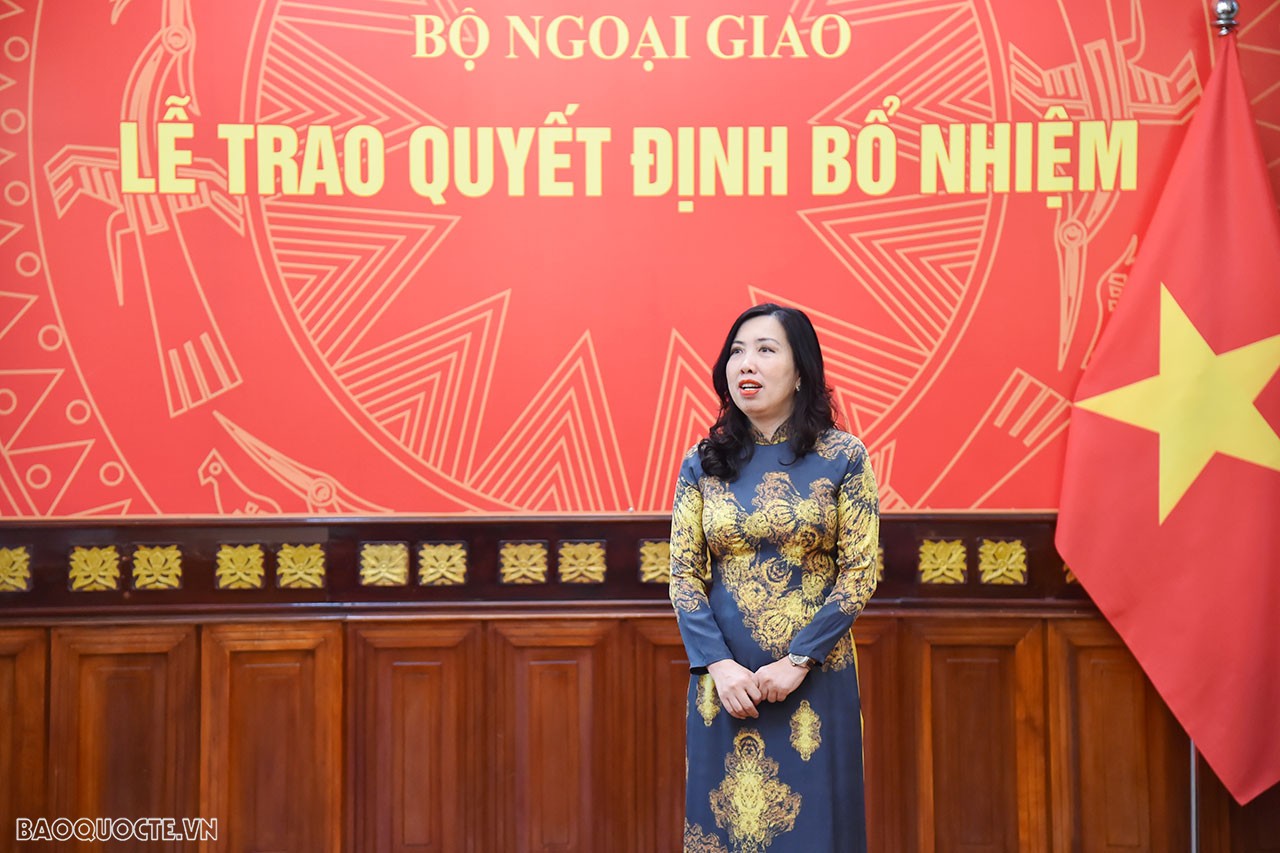 Phát biểu tại buổi lễ, Thứ trưởng Ngoại giao Lê Thị Thu Hằng chúc mừng các cán bộ vừa nhận quyết định, đồng thời khẳng định, đây là sự tin tưởng của Ban Cán sự Đảng Bộ, Lãnh đạo Bộ đối với các cán bộ đã vừa hoàn thành Tập sự tại đơn vị công tác.