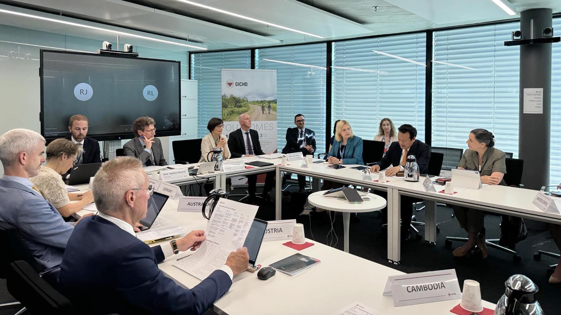 Đại sứ Mai Phan Dũng được bầu làm thành viên Hội đồng chấp hành Trung tâm Hành động bom mìn nhân đạo Geneva