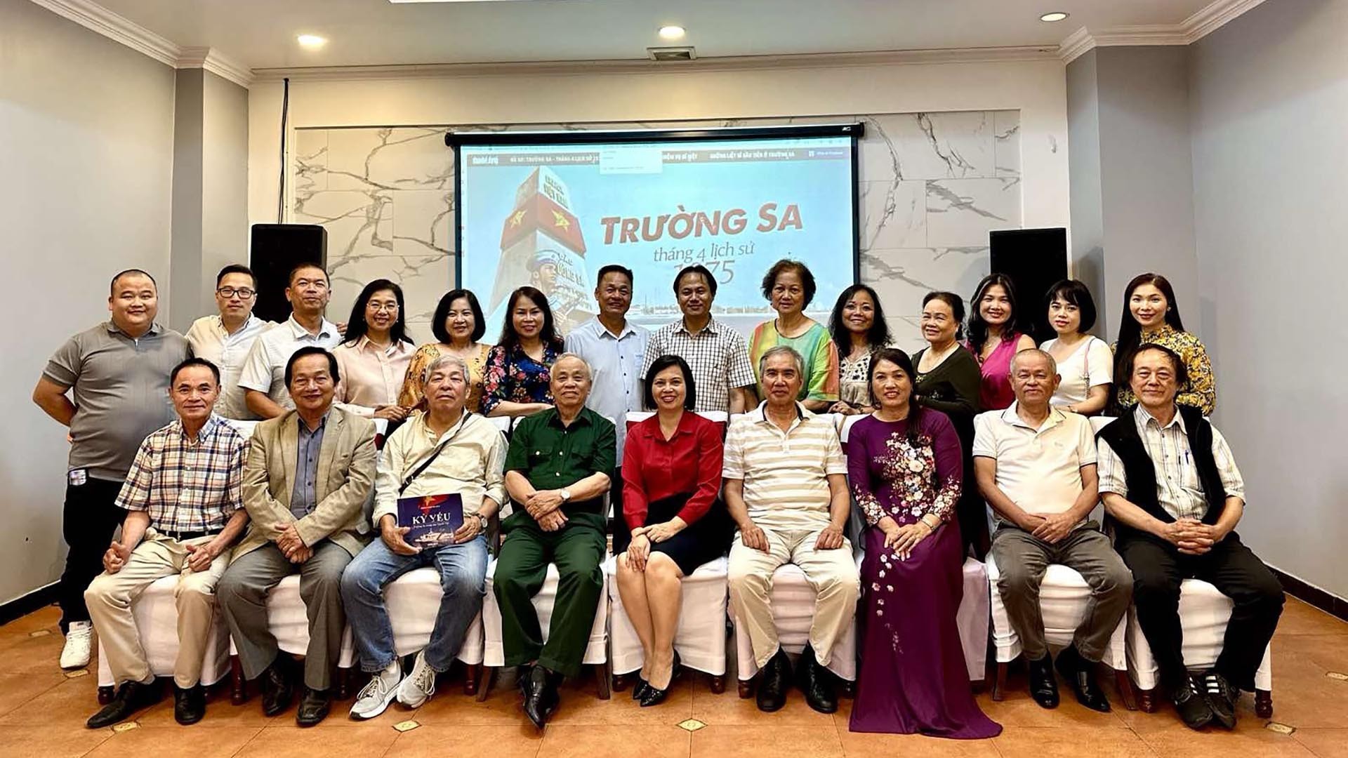 Kỷ niệm một năm ngày thành lập Câu lạc bộ Trường Sa tại Hungary Kỷ niệm một năm ngày thành lập Câu lạc bộ Trường Sa tại Hungary