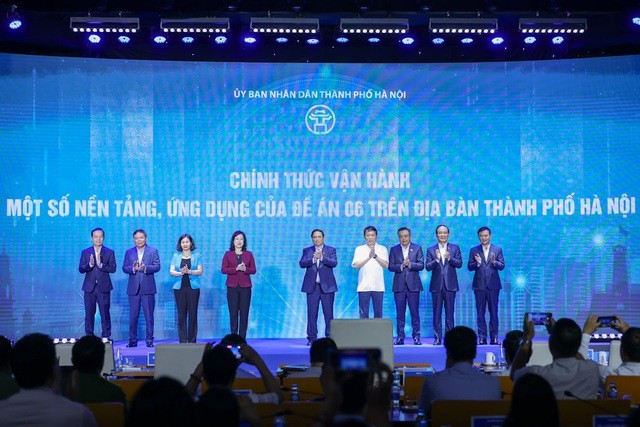 hủ tướng Phạm Minh Chính cùng các đồng chí lãnh đạo bộ, ngành, thành phố Hà Nội thực hiện nghi thức kích hoạt vận hành một số nền tảng, ứng dụng của Đề án 06 trên địa bàn thành phố Hà Nội. (Nguồn: VGP News)