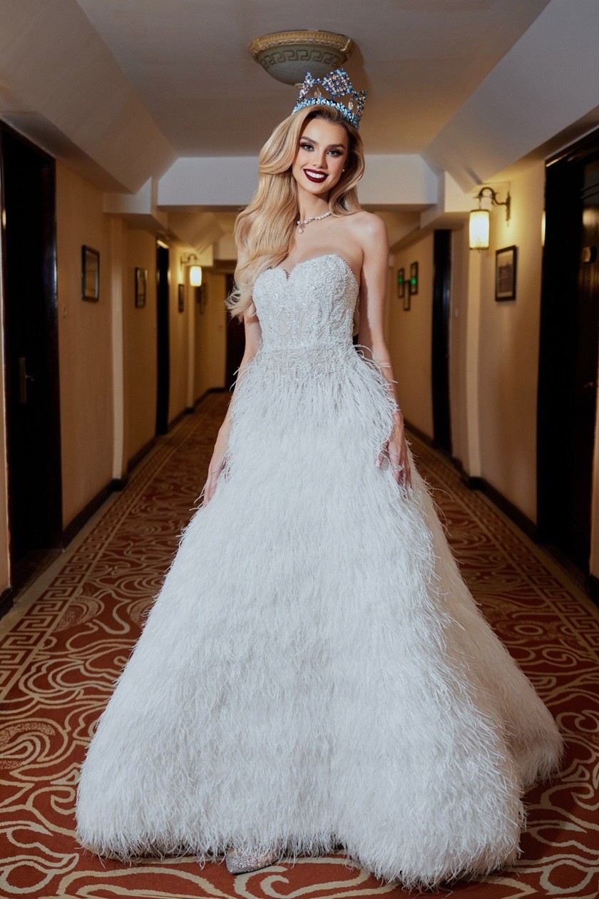 Hình ảnh lộng lẫy của Miss World 2024 Krystyna Pyszkova khi diện đầm dạ hội của NTK Việt