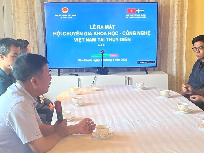 Đại sứ Việt Nam tại Thụy Điển Trần Văn Tuấn phát biểu tại Lễ ra mắt Hội.