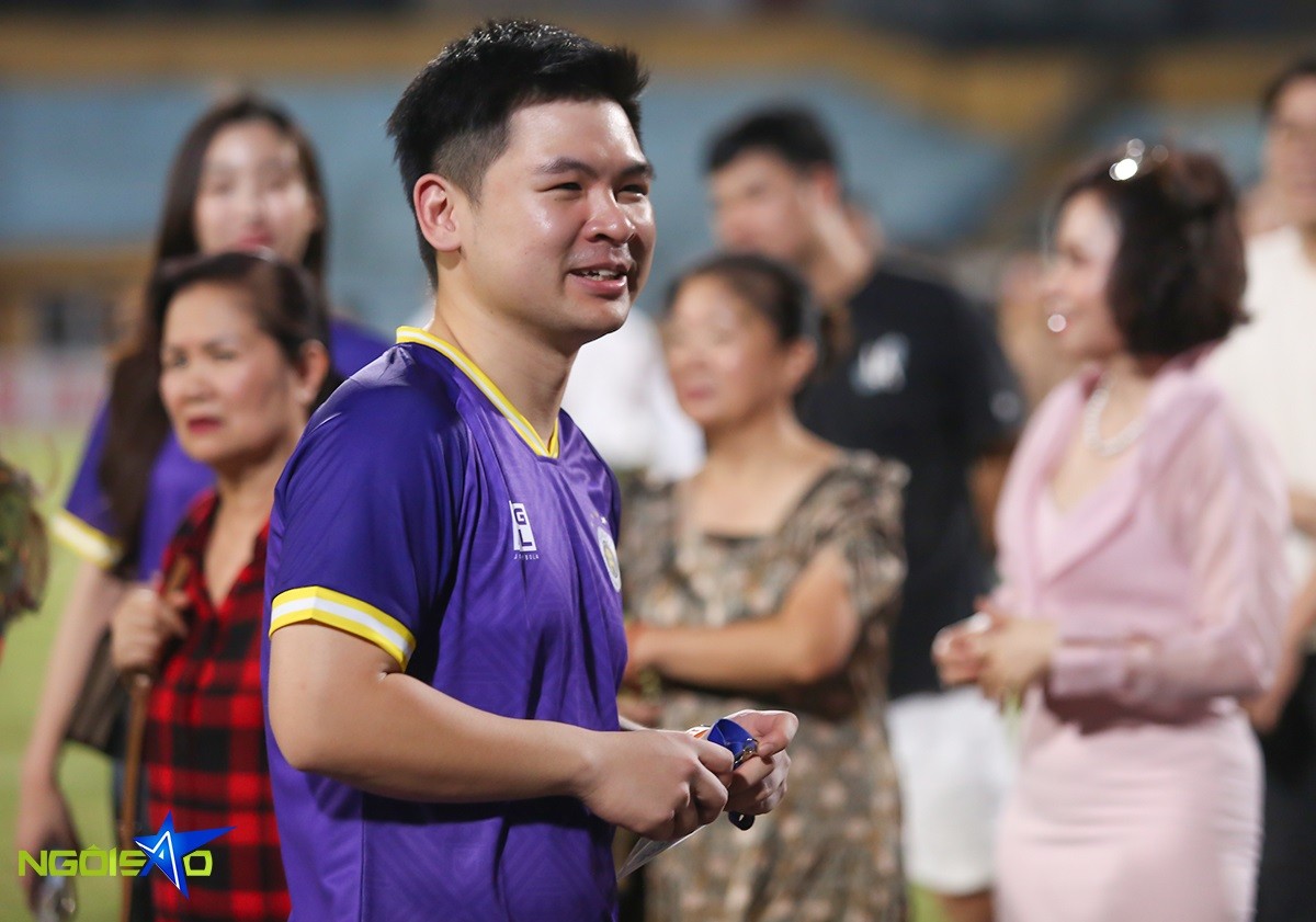 Hoa hậu Đỗ Mỹ Linh và chồng doanh nhân mừng CLB Hà Nội nhận huy chương đồng V-League 2023/24