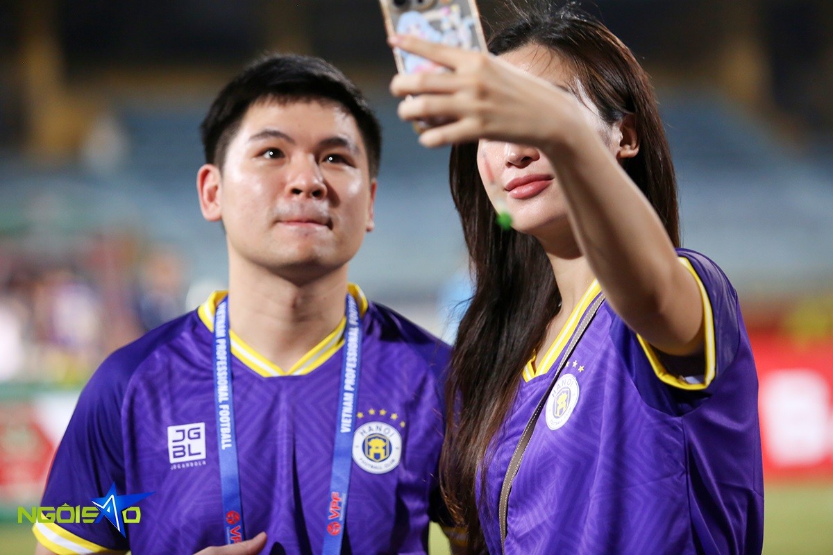 Hoa hậu Đỗ Mỹ Linh và chồng doanh nhân mừng CLB Hà Nội nhận huy chương đồng V-League 2023/24