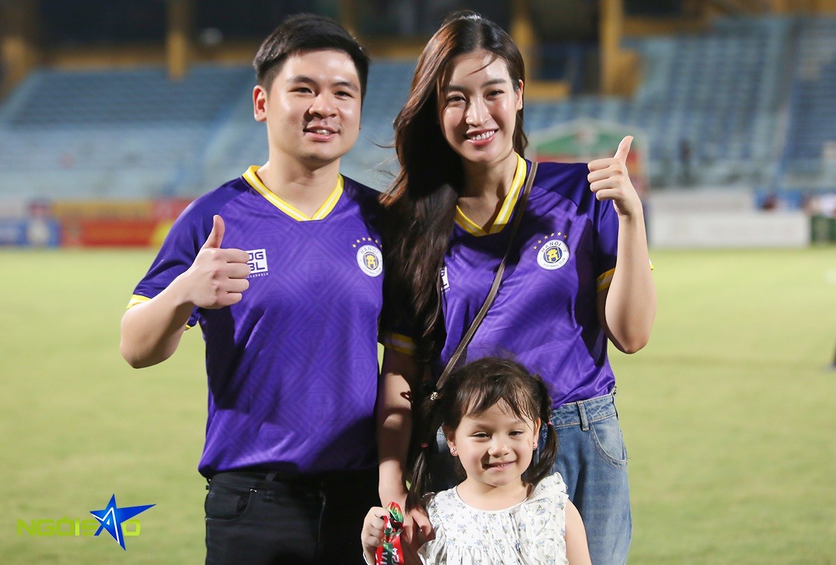 Hoa hậu Đỗ Mỹ Linh và chồng doanh nhân mừng CLB Hà Nội nhận huy chương đồng V-League 2023/24