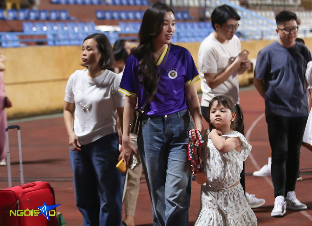 Hoa hậu Đỗ Mỹ Linh và chồng doanh nhân mừng CLB Hà Nội nhận huy chương đồng V-League 2023/24