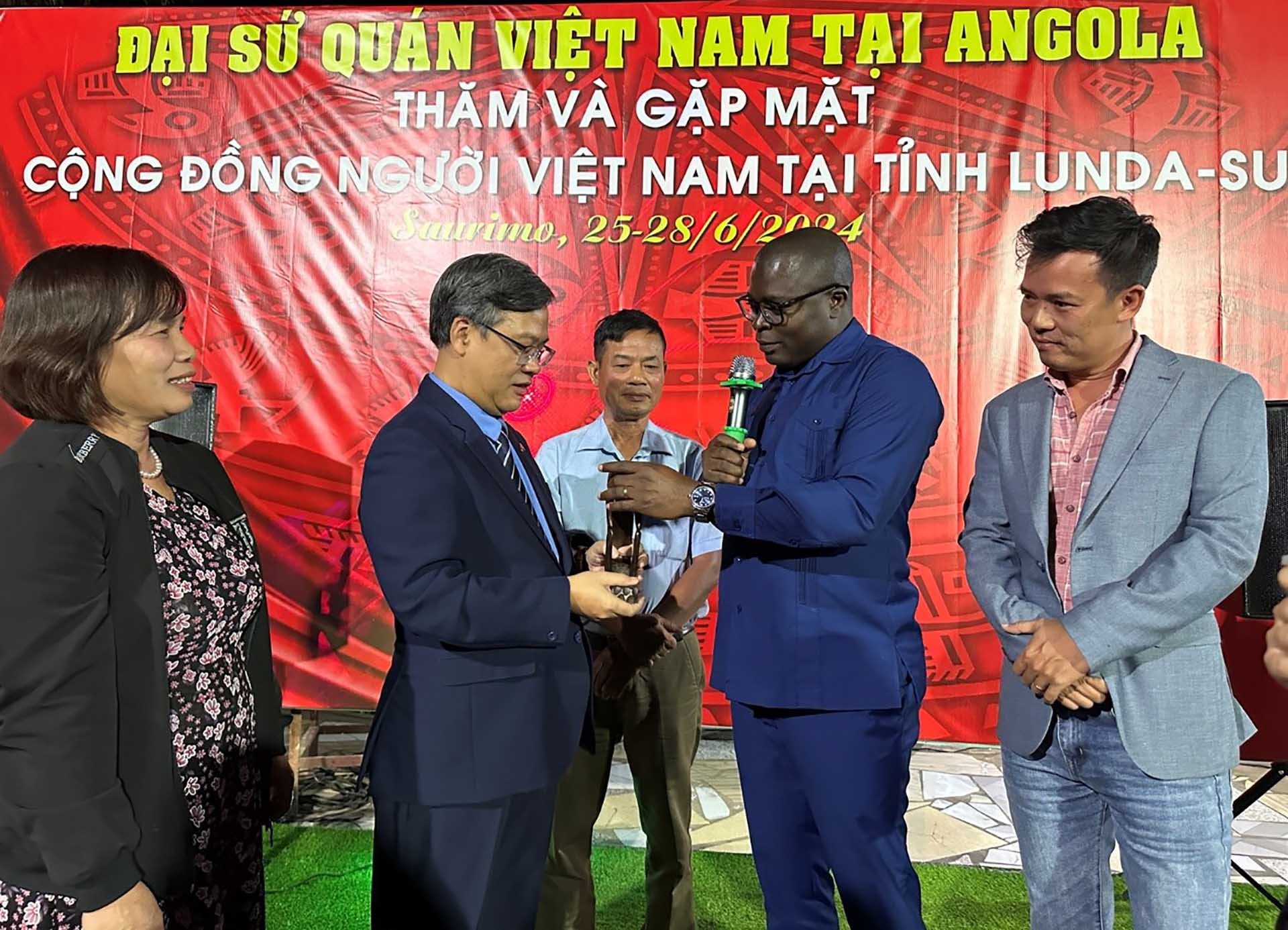 Đoàn công tác Đại sứ quán Việt Nam thăm và làm việc tại tỉnh Lunda-Sul, Angola