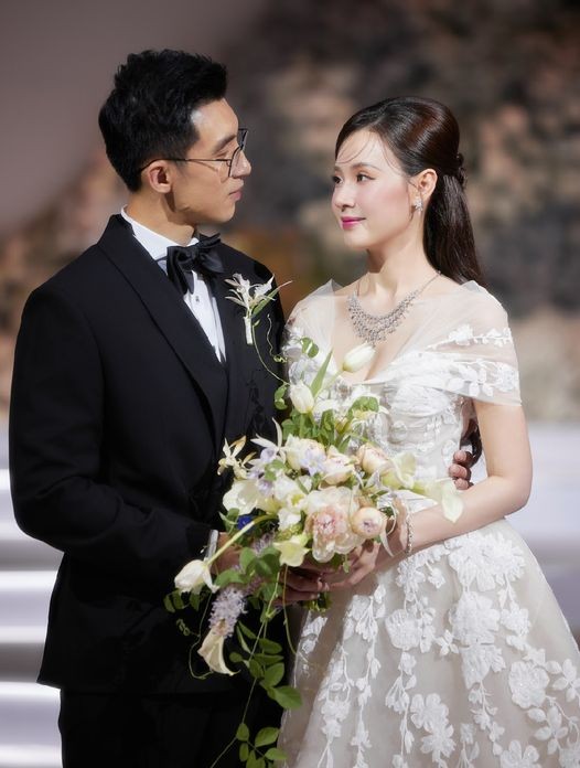 Ngắm cô dâu Midu trong loạt ảnh cưới