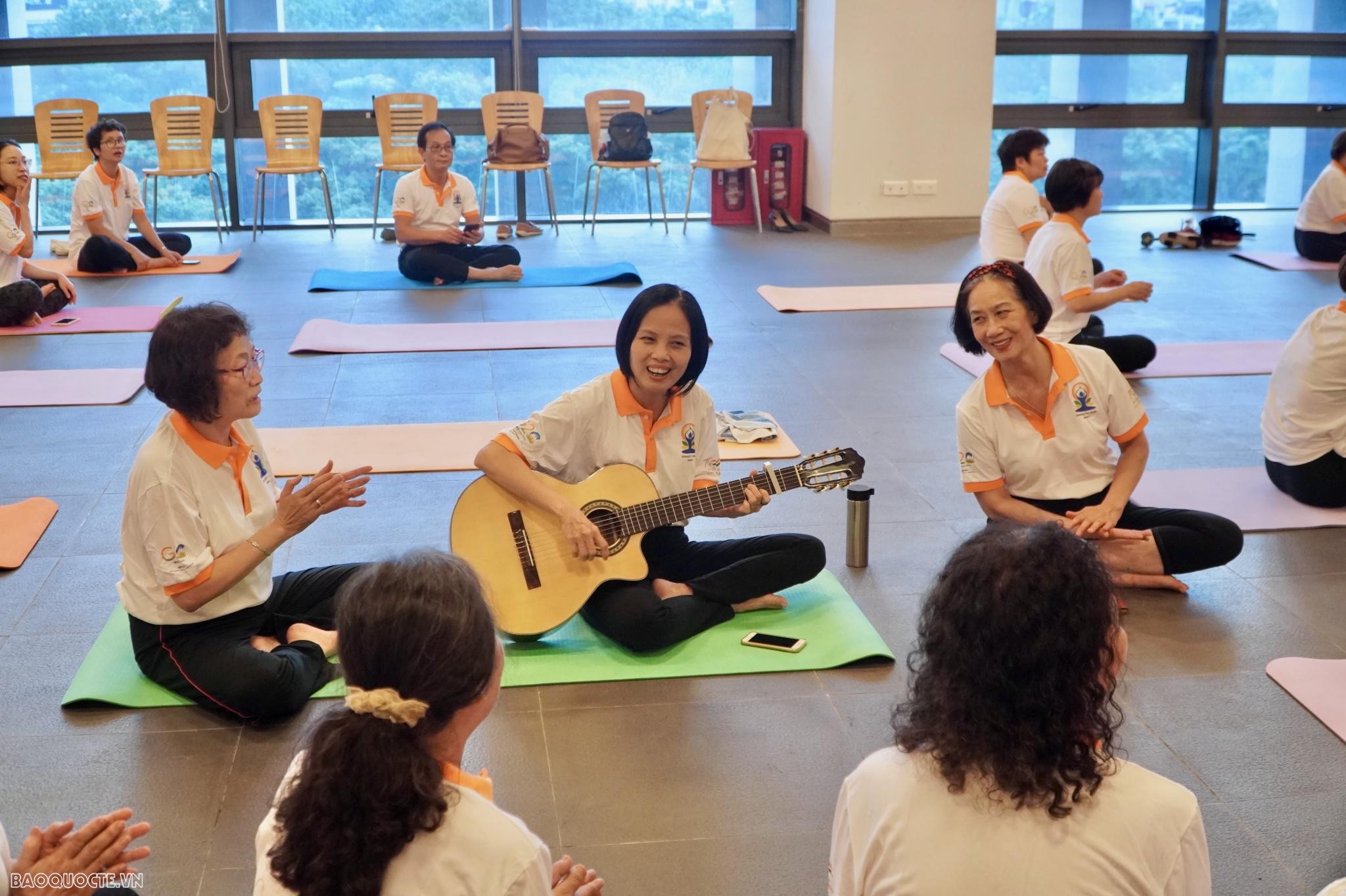 Thư thái với buổi đồng diễn Yoga tại Bộ Ngoại giao