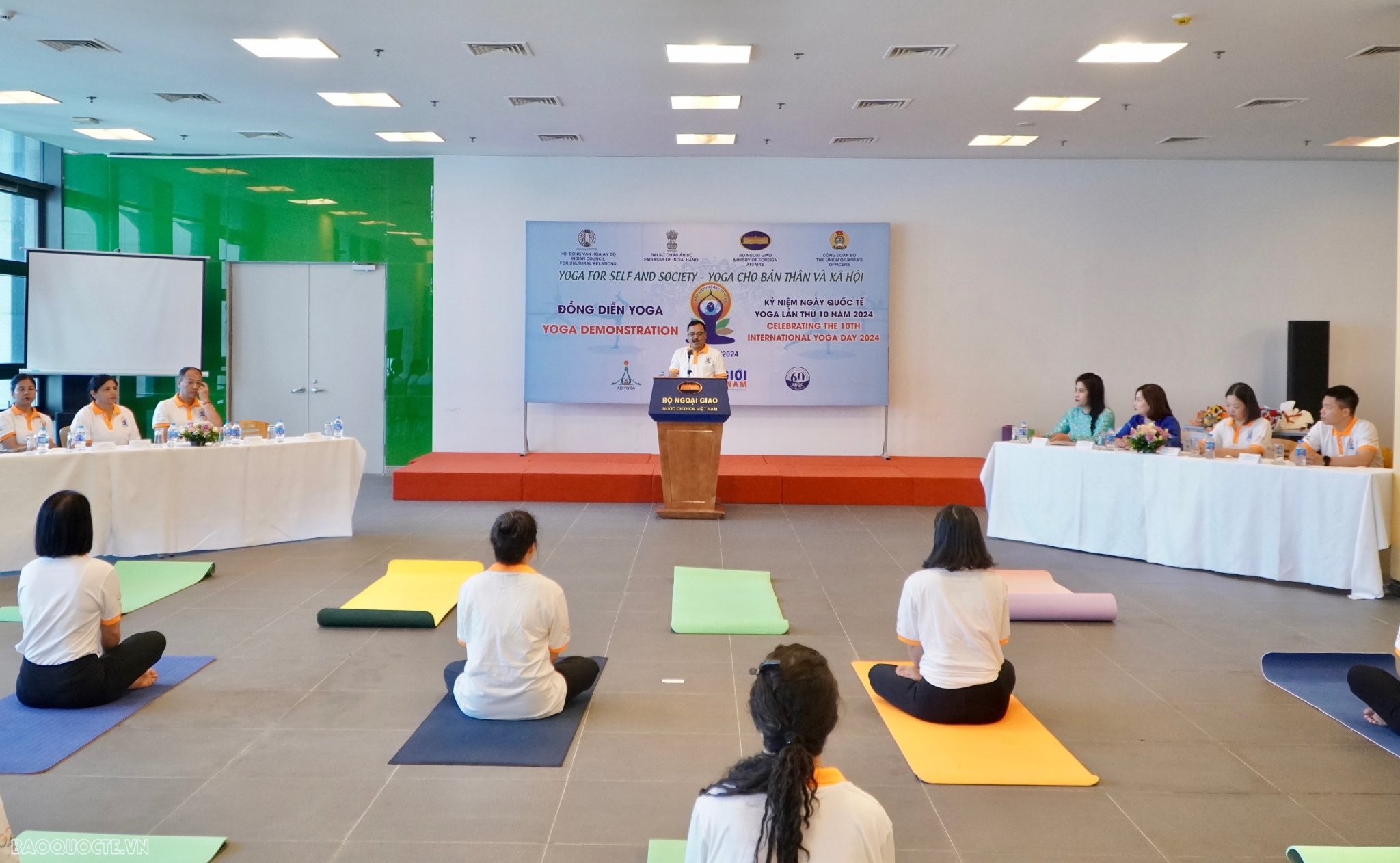 Thư thái với buổi đồng diễn Yoga tại Bộ Ngoại giao