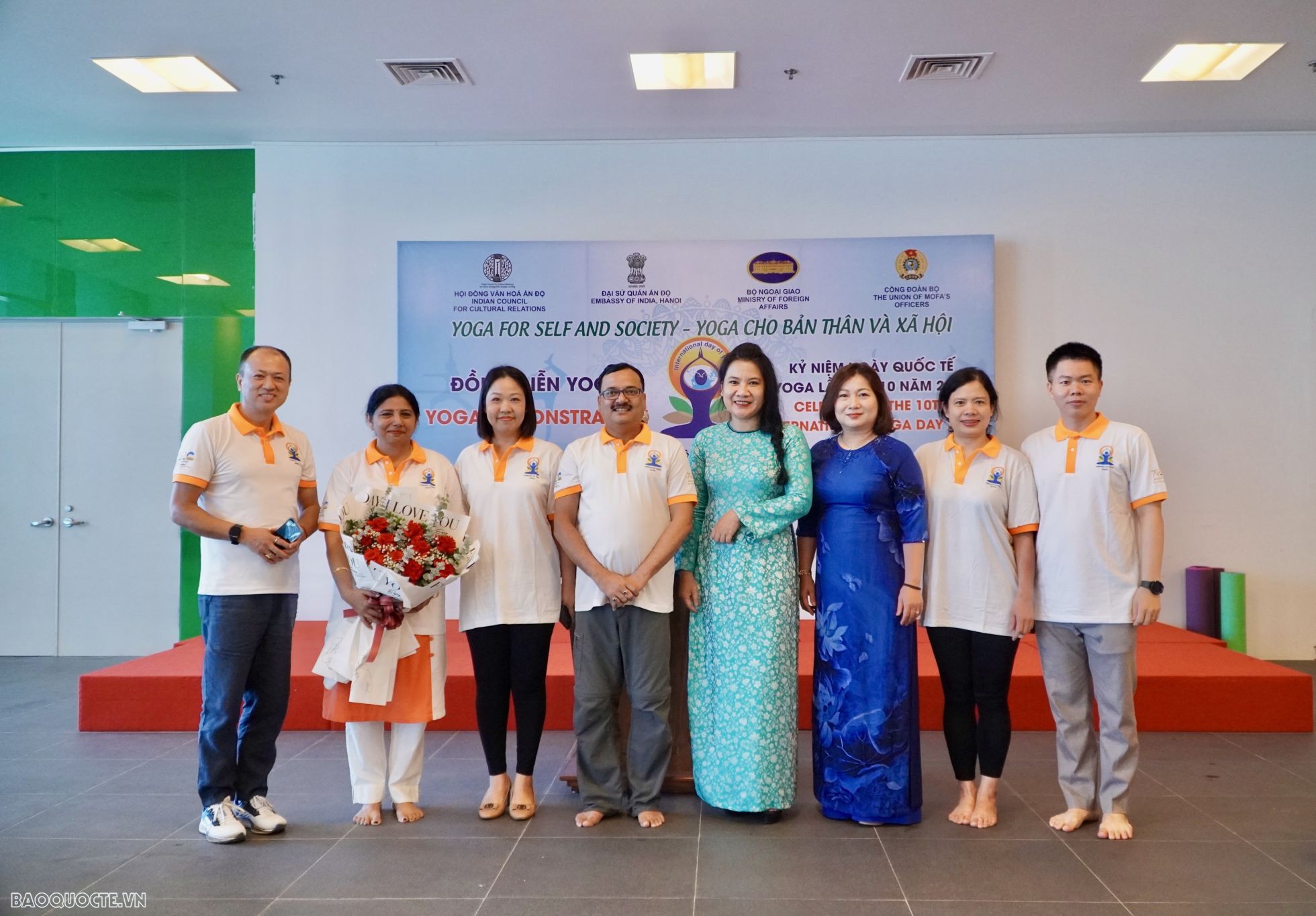 Thư thái với buổi đồng diễn Yoga tại Bộ Ngoại giao