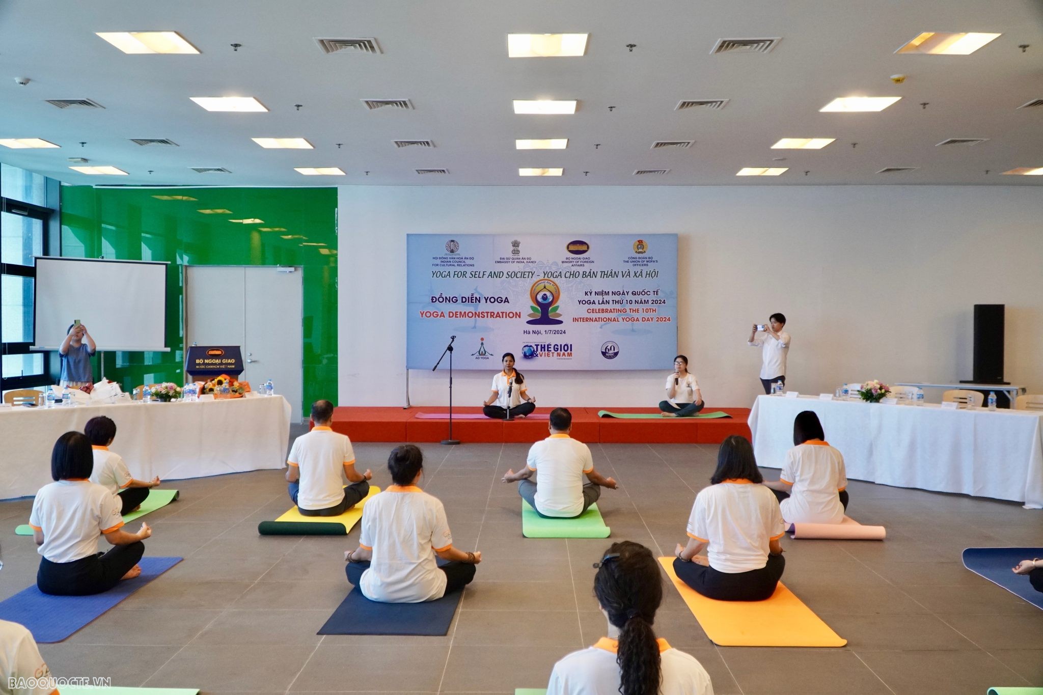 Thư thái với buổi đồng diễn Yoga tại Bộ Ngoại giao
