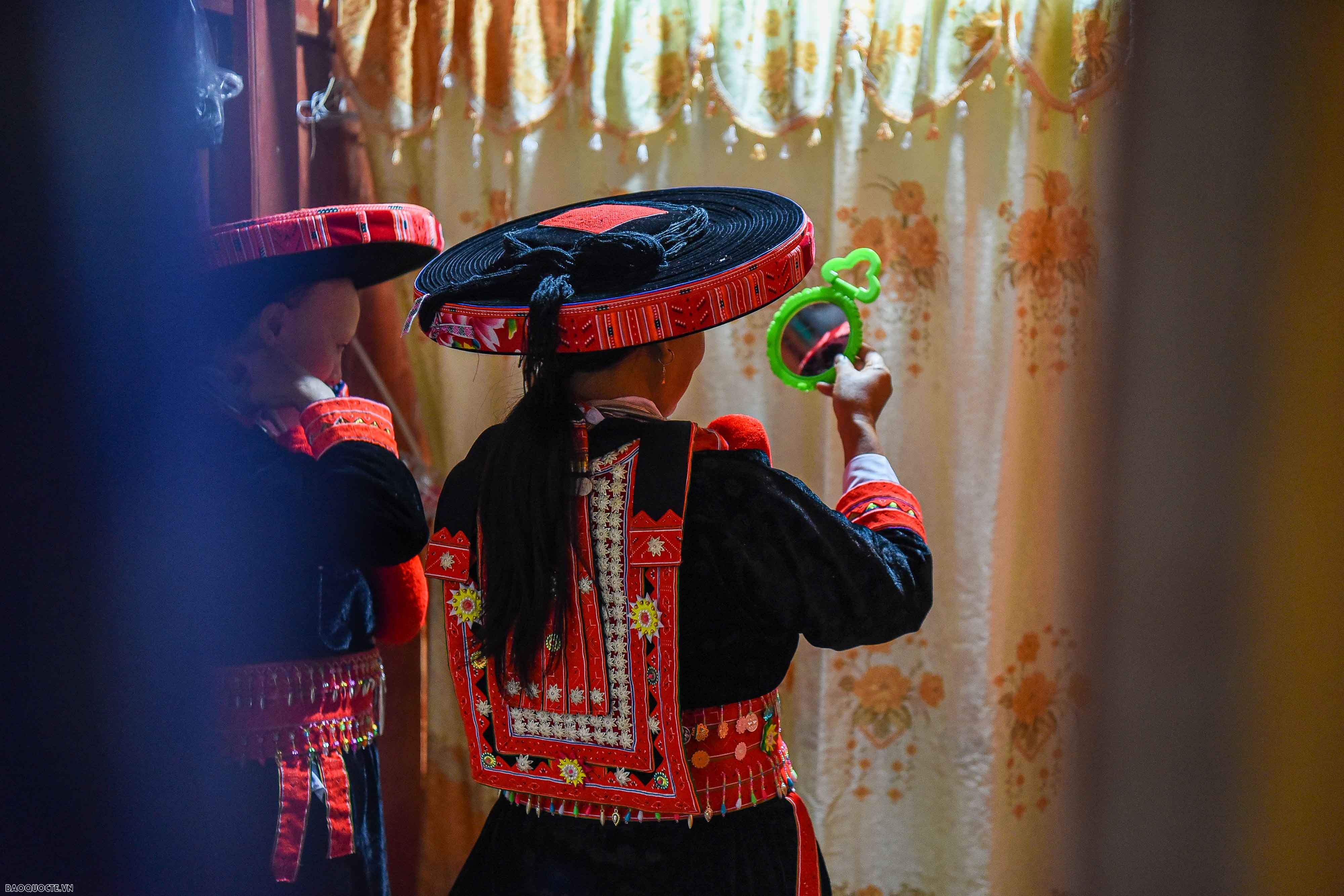 Ngoài ra, thông qua hoạt động của Câu lạc bộ sẽ giới thiệu quảng bá và đưa các sản phẩm như trứng gà ta, chè ô long, miến, lợn đen, cá nước sạch, mận máu, trang phục truyền thống Dao đỏ, thêu thổ cẩm Dao đỏ, cho thuê trang phục chụp ảnh, checkin… đến với du khách, người dân trong cả nước và tiến tới ra nước ngoài.