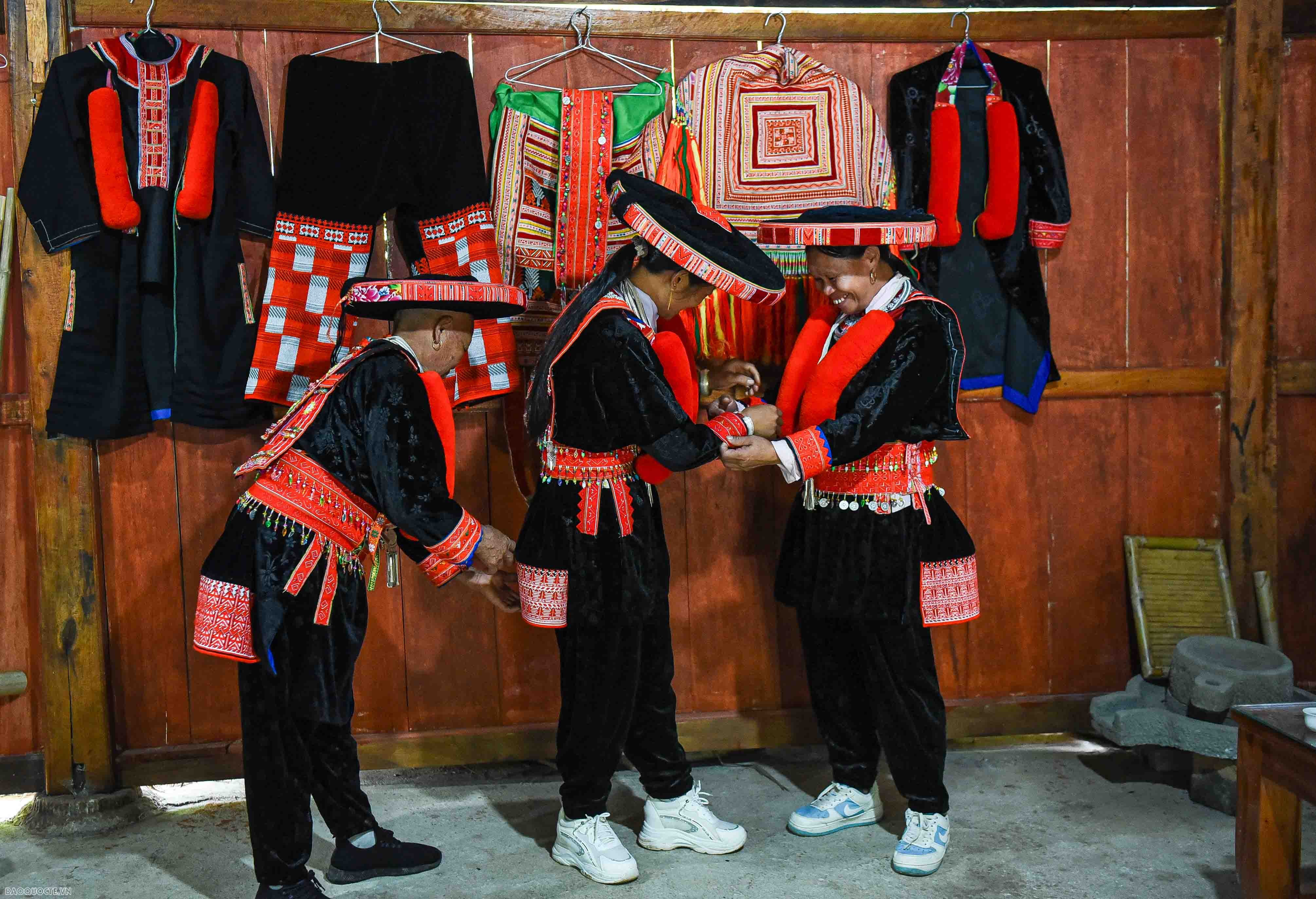 Mỗi tháng các thành viên cùng đến tổ chức ca hát, nói chuyện và phát trực tiếp trên các trang mạng xã hội để quảng bá về các sản phẩm của nhóm, về các vị trí địa điểm du lịch của xã và chia sẻ kinh nghiệm cho nhau, cùng nhau đoàn kết tháo gỡ các khó khăn, vướng mắc để cùng nhau phát triển.