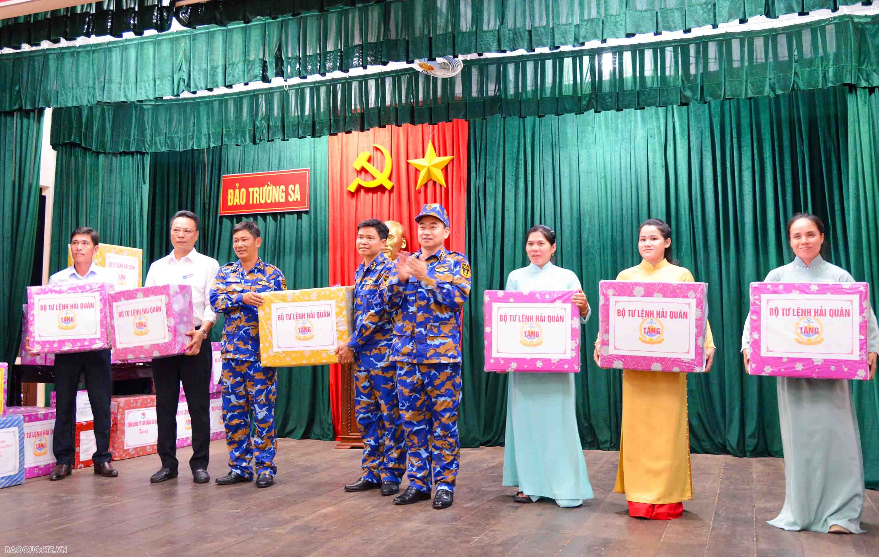 Quân dân Trường Sa làm tốt nhiệm vụ bảo vệ phên đậu, chủ quyền của Tổ quốc Quân dân Trường Sa làm tốt nhiệm vụ bảo vệ phên đậu, chủ quyền của Tổ quốc