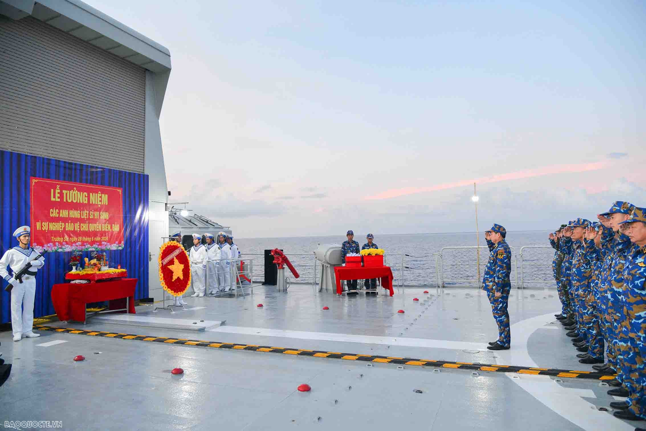 Tư lệnh Hải quân kiểm tra quần đảo Trường Sa Tư lệnh Hải quân kiểm tra quần đảo Trường Sa