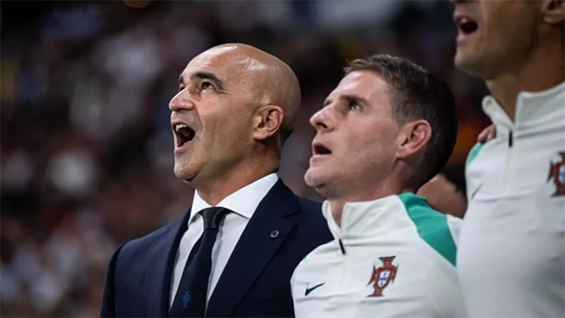 HLV Roberto Martinez hát vang quốc ca Bồ Đào Nha.