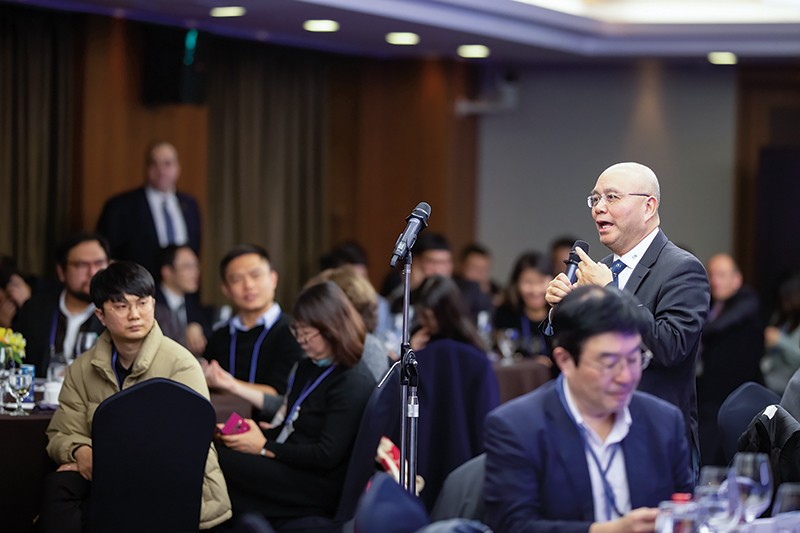 Giáo sư Thạch Nguyễn trao đổi với các giáo sư, tiến sĩ tại buổi gặp mặt JCR